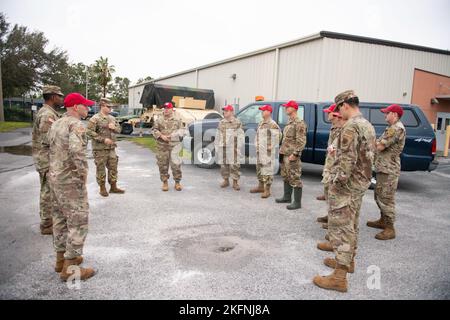 Il 202nd cavallo ROSSO Squadron preparano e partono da 3-265 ADA Regiment, National Guard Armory, Bradenton, Florida in risposta all'uragano Ian, 29 settembre 2022. Foto Stock