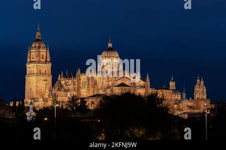 Cabecera de la catedral de Salamanca al anochecer Foto Stock