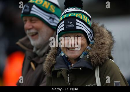 Newcastle, Regno Unito. 10th Set, 2022. I tifosi dei santi godono di un sorriso prima della partita della Premiership Cup tra i Newcastle Falcons e i Northampton Saints a Kingston Park, a Newcastle upon Tyne, sabato 19th novembre 2022. (Foto: Chris Lishman | NOTIZIE MI) Credit: NOTIZIE MI & Sport /Alamy Live News Foto Stock