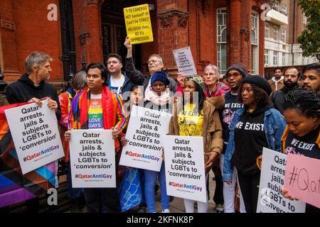 Londra, Regno Unito. 19th Nov 2022. Peter Tatchell, attivista per i diritti umani e attivista LGBT, tiene una manifestazione al di fuori dell'ambasciata del Qatar con altri sostenitori. Stanno mettendo in evidenza l'atteggiamento del Qatar nei confronti della comunità LGBT, delle donne e dei lavoratori migranti in vista della Coppa del mondo che inizia domani. Credit: Notizie dal vivo di Mark Thomas/Alamy Foto Stock