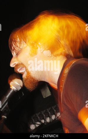 GIOVANE DAN AUERBACH, LE CHIAVI NERE, 2003: Un giovane Dan Auerbach delle CHIAVI NERE al BARFLY di Cardiff il 5 settembre 2003. Fotografia: ROB WATKINS. INFO: I Black Keys, un duo rock americano, hanno inciso un suono distintivo che fonde influenze blues, rock e garage. Con album come "Brothers" ed "El Camino", l'energia grezza di Dan Auerbach e Patrick Carney e i riff accattivanti hanno guadagnato il plauso della critica e il successo commerciale in tutto il mondo. Foto Stock