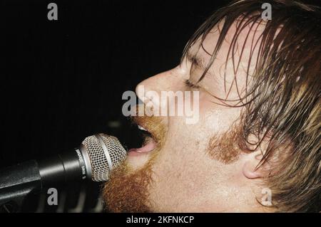 GIOVANE DAN AUERBACH, LE CHIAVI NERE, 2003: Un giovane Dan Auerbach delle CHIAVI NERE al BARFLY di Cardiff il 5 settembre 2003. Fotografia: ROB WATKINS. INFO: I Black Keys, un duo rock americano, hanno inciso un suono distintivo che fonde influenze blues, rock e garage. Con album come "Brothers" ed "El Camino", l'energia grezza di Dan Auerbach e Patrick Carney e i riff accattivanti hanno guadagnato il plauso della critica e il successo commerciale in tutto il mondo. Foto Stock