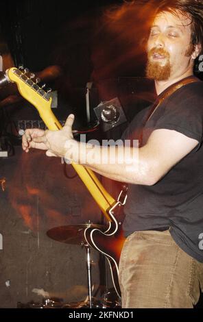 GIOVANE DAN AUERBACH, LE CHIAVI NERE, 2003: Un giovane Dan Auerbach delle CHIAVI NERE al BARFLY di Cardiff il 5 settembre 2003. Fotografia: ROB WATKINS. INFO: I Black Keys, un duo rock americano, hanno inciso un suono distintivo che fonde influenze blues, rock e garage. Con album come "Brothers" ed "El Camino", l'energia grezza di Dan Auerbach e Patrick Carney e i riff accattivanti hanno guadagnato il plauso della critica e il successo commerciale in tutto il mondo. Foto Stock