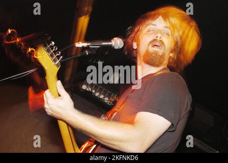 GIOVANE DAN AUERBACH, LE CHIAVI NERE, 2003: Un giovane Dan Auerbach delle CHIAVI NERE al BARFLY di Cardiff il 5 settembre 2003. Fotografia: ROB WATKINS. INFO: I Black Keys, un duo rock americano, hanno inciso un suono distintivo che fonde influenze blues, rock e garage. Con album come "Brothers" ed "El Camino", l'energia grezza di Dan Auerbach e Patrick Carney e i riff accattivanti hanno guadagnato il plauso della critica e il successo commerciale in tutto il mondo. Foto Stock