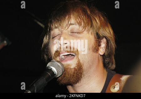 GIOVANE DAN AUERBACH, LE CHIAVI NERE, 2003: Un giovane Dan Auerbach delle CHIAVI NERE al BARFLY di Cardiff il 5 settembre 2003. Fotografia: ROB WATKINS. INFO: I Black Keys, un duo rock americano, hanno inciso un suono distintivo che fonde influenze blues, rock e garage. Con album come "Brothers" ed "El Camino", l'energia grezza di Dan Auerbach e Patrick Carney e i riff accattivanti hanno guadagnato il plauso della critica e il successo commerciale in tutto il mondo. Foto Stock