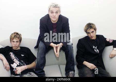 BUSTED, PORTRAIT, 2003: Un giovane ritratto della band pop-punk BUSTED fotografato nel backstage al popfactory Music TV show a Porth, Galles, Regno Unito, l'11 giugno 2003. Foto: ROB WATKINS. INFO: Busted, una band pop-rock britannica, è entrata nella scena musicale nei primi anni '2000 con i loro brani accattivanti e l'energia giovanile. Successi come "Year 3000" e "What i Go to School for" li hanno spinti alla fama, rendendoli icone dell'era pop-punk. Foto Stock