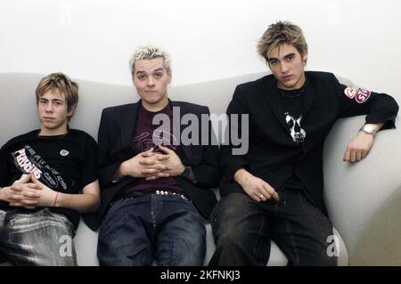 BUSTED, PORTRAIT, 2003: Un giovane ritratto della band pop-punk BUSTED fotografato nel backstage al popfactory Music TV show a Porth, Galles, Regno Unito, l'11 giugno 2003. Foto: ROB WATKINS. INFO: Busted, una band pop-rock britannica, è entrata nella scena musicale nei primi anni '2000 con i loro brani accattivanti e l'energia giovanile. Successi come "Year 3000" e "What i Go to School for" li hanno spinti alla fama, rendendoli icone dell'era pop-punk. Foto Stock