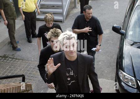 BUSTED, SHOW televisivo, 2003: La band punk-pop BUSTED arriva al popfactory Music TV show a Porth, Galles, Regno Unito, l'11 giugno 2003. Foto: ROB WATKINS. INFO: Busted, una band pop-rock britannica, è entrata nella scena musicale nei primi anni '2000 con i loro brani accattivanti e l'energia giovanile. Successi come "Year 3000" e "What i Go to School for" li hanno spinti alla fama, rendendoli icone dell'era pop-punk. Foto Stock