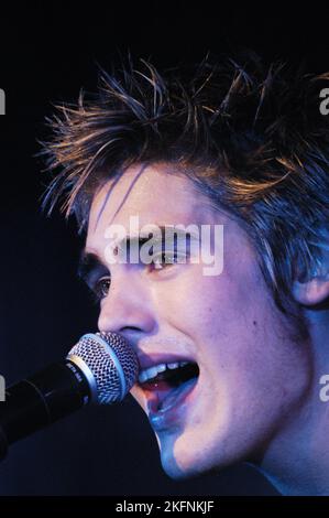 YOUNG CHARLIE SIMPSON, BSTED, 2003: A Young Charlie Simpson from BUSTED al popfactory TV show a Porth, Galles, Regno Unito, l'11 giugno 2003. Foto: ROB WATKINS. INFO: Busted, una band pop-rock britannica, è entrata nella scena musicale nei primi anni '2000 con i loro brani accattivanti e l'energia giovanile. Successi come "Year 3000" e "What i Go to School for" li hanno spinti alla fama, rendendoli icone dell'era pop-punk. Foto Stock