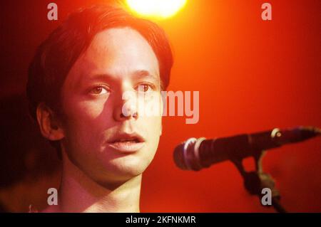 YAN SCOTT WILKINSON, BRITISH SEA POWER, 2003: A Young Yan Scott Wilkinson cantante di BRITISH SEA POWER al Clwb Ifor Bach a Cardiff, 22 novembre 2003. Figura: ROB WATKINS. INFO: British Sea Power, una band indie rock inglese, affascina il pubblico con il loro suono eclettico e le energiche esibizioni dal vivo. Album come "The Decline of British Sea Power" e "Do You Like Rock Music?" mostra i loro ganci melodici e testi fantasiosi. Il 9 agosto 2021 la band cambiò il suo nome in SEA POWER. Foto Stock