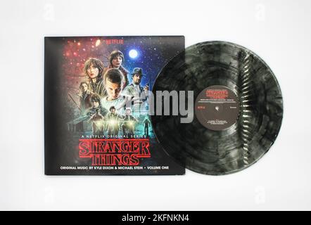 Stranger Things Volume 1 colonna sonora sul disco in vinile LP da programma tv su Netflix. Il design in vinile è nero e trasparente con effetto fumo. Copertina dell'album. Foto Stock