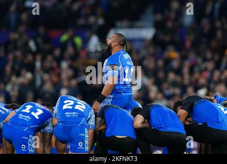 Samoa's Junior Paulo conduce un Siva Tau davanti alla finale della Coppa del mondo di Rugby League a Old Trafford, Manchester. Data immagine: Sabato 19 novembre 2022. Foto Stock