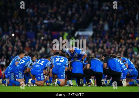 Samoa's Junior Paulo conduce un Siva Tau davanti alla finale della Coppa del mondo di Rugby League a Old Trafford, Manchester. Data immagine: Sabato 19 novembre 2022. Foto Stock