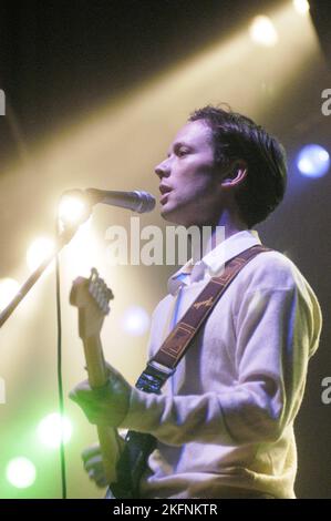 YAN SCOTT WILKINSON, BRITISH SEA POWER, 2003: Un giovane Yan Scott Wilkinson cantante della BRITISH SEA POWER Supporting the Strokes alla Cardiff International Arena, 3 dicembre 2003. Fotografia: ROB WATKINS. INFO: British Sea Power, una band indie rock inglese, affascina il pubblico con il loro suono eclettico e le energiche esibizioni dal vivo. Album come "The Decline of British Sea Power" e "Do You Like Rock Music?" mostra i loro ganci melodici e testi fantasiosi. Il 9 agosto 2021 la band cambiò il suo nome in SEA POWER. Foto Stock