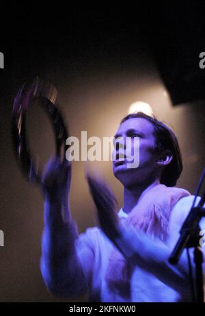 YAN SCOTT WILKINSON, BRITISH SEA POWER, 2003: Un giovane Yan Scott Wilkinson cantante della BRITISH SEA POWER Supporting the Strokes alla Cardiff International Arena, 3 dicembre 2003. Fotografia: ROB WATKINS. INFO: British Sea Power, una band indie rock inglese, affascina il pubblico con il loro suono eclettico e le energiche esibizioni dal vivo. Album come "The Decline of British Sea Power" e "Do You Like Rock Music?" mostra i loro ganci melodici e testi fantasiosi. Il 9 agosto 2021 la band cambiò il suo nome in SEA POWER. Foto Stock