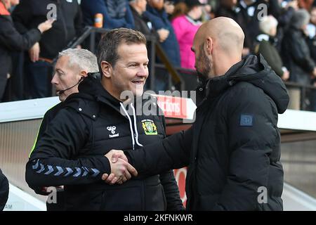 Mark Cooper, manager di Yeovil Town, Shakes mani con Luke Williams, manager di Notts County durante la partita della Vanarama National League tra Notts County e Yeovil Town a Meadow Lane, Nottingham, sabato 19th novembre 2022. (Credit: Jon Hobley | NOTIZIE MI) Credit: NOTIZIE MI & Sport /Alamy Live News Foto Stock