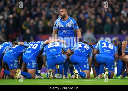 Il Paulo Junior di Samoa e i suoi giocatori si esibiscono al Siva Tau prima della finale della Coppa del mondo di Rugby League a Old Trafford, Manchester. Data immagine: Sabato 19 novembre 2022. Foto Stock