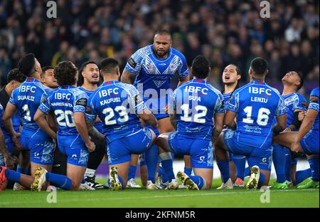 Il Paulo Junior di Samoa e i suoi giocatori si esibiscono al Siva Tau prima della finale della Coppa del mondo di Rugby League a Old Trafford, Manchester. Data immagine: Sabato 19 novembre 2022. Foto Stock