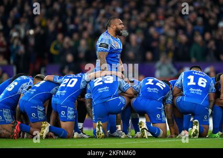 Il Paulo Junior di Samoa e i suoi giocatori si esibiscono al Siva Tau prima della finale della Coppa del mondo di Rugby League a Old Trafford, Manchester. Data immagine: Sabato 19 novembre 2022. Foto Stock