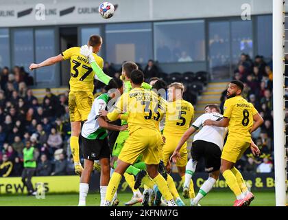 Tom Hamer, difensore di Burton Albion (37), si allontana dal calcio d'angolo durante la partita della Sky Bet League 1 Burton Albion vs Plymouth Argyle al Pirelli Stadium, Burton upon Trent, Regno Unito, 19th novembre 2022 (Foto di Stanley Kasala/News Images) Foto Stock