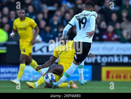 Plymouth Argyle fa avanti Morgan Whittaker (19) battaglie per la palla con Burton Albion avanti Victor Adeboyejo (14) durante la partita Sky Bet League 1 Burton Albion vs Plymouth Argyle al Pirelli Stadium, Burton upon Trent, Regno Unito, 19th novembre 2022 (Foto di Stanley Kasala/News Images) Foto Stock