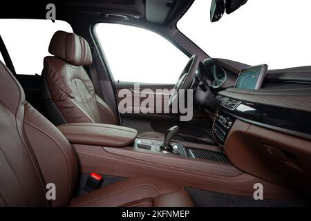 Interni interni in pelle di sabbia rossa arancione - volante, leva del cambio e cruscotto. Foto Stock