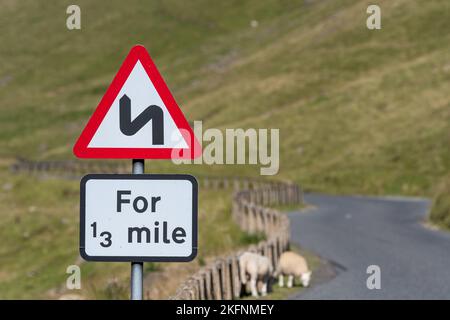 Indicazioni per Windy Road Ahead su una strada di brughiere al confine scozzese, Regno Unito. Foto Stock