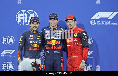 19th novembre 2022; Yas Marina Circuit, Yas Island, Abu Dhabi; Pole podio mostra 2nd° posto Sergio Perez (MEX) Oracle Red Bull Racing RB18, vincitore della pole Max Verstappen (NED) Oracle Red Bull Racing RB18 e 3rd° posto Charles Leclerc (MON) Scuderia Ferrari F1-75, alle quaificazioni del Gran Premio di Abu Dhabi F1 Foto Stock