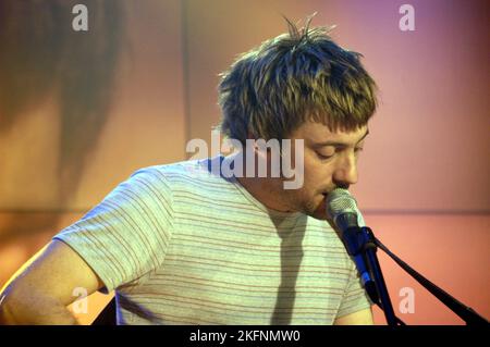 Graham Coxon di Blur all'inizio della sua carriera da solista allo show televisivo Pop Factory a Porth, Galles, Regno Unito, il 22 ottobre 2002. Foto: Rob Watkins. INFO: Graham Coxon, noto per il suo ruolo di chitarrista di Blur, intraprese una carriera solista di successo caratterizzata da musica eclettica e sperimentale. Album come "Happiness in Magazines" e "A+e" hanno mostrato il suo modo unico di scrivere canzoni, mescolando influenze alternative rock, folk e punk, affermandosi come artista solista distintivo. Foto Stock