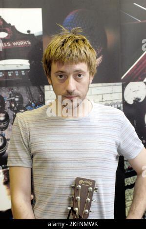 Graham Coxon di Blur all'inizio della sua carriera da solista allo show televisivo Pop Factory a Porth, Galles, Regno Unito, il 22 ottobre 2002. Foto: Rob Watkins. INFO: Graham Coxon, noto per il suo ruolo di chitarrista di Blur, intraprese una carriera solista di successo caratterizzata da musica eclettica e sperimentale. Album come "Happiness in Magazines" e "A+e" hanno mostrato il suo modo unico di scrivere canzoni, mescolando influenze alternative rock, folk e punk, affermandosi come artista solista distintivo. Foto Stock