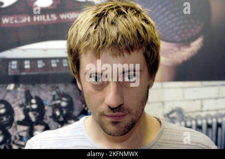 Graham Coxon di Blur all'inizio della sua carriera da solista allo show televisivo Pop Factory a Porth, Galles, Regno Unito, il 22 ottobre 2002. Foto: Rob Watkins. INFO: Graham Coxon, noto per il suo ruolo di chitarrista di Blur, intraprese una carriera solista di successo caratterizzata da musica eclettica e sperimentale. Album come "Happiness in Magazines" e "A+e" hanno mostrato il suo modo unico di scrivere canzoni, mescolando influenze alternative rock, folk e punk, affermandosi come artista solista distintivo. Foto Stock