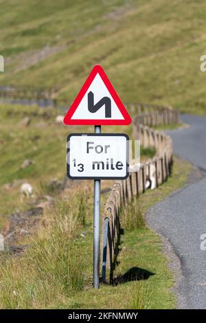 Indicazioni per Windy Road Ahead su una strada di brughiere al confine scozzese, Regno Unito. Foto Stock