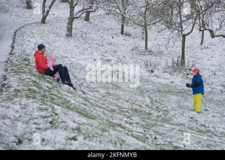 Praga, Repubblica Ceca. 19th Nov 2022. La gente gioca con la neve in un parco a Praga, Repubblica Ceca, 19 novembre 2022. Credit: Deng Yaomin/Xinhua/Alamy Live News Foto Stock