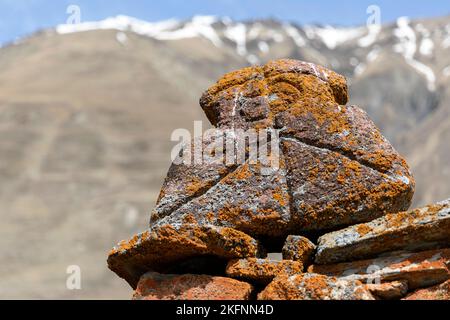 Scultura in pietra ortodossa nella bellissima valle di Truso nella regione di Kazbegi, montagne del Caucaso, Georgia Foto Stock