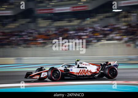 Yas Marina Circuit, ABU DHABI, 19/11/2022, 47 SCHUMACHER Mick (ger), Haas F1 Team VF-22 Ferrari, in azione durante la Formula 1 Etihad Airways Abu Dhabi Grand Prix 2022, 22nd° round del Campionato del mondo FIA di Formula uno 2022 dal 18 al 20 novembre 2022 sul circuito Yas Marina, A Yas Island, Abu Dhabi - Foto Florent Gooden / DPPI Foto Stock