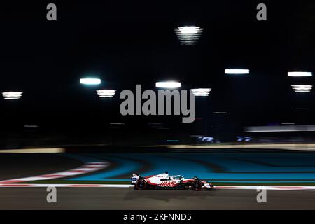 Yas Marina Circuit, Abu Dhabi, 19/11/2022, Mick Schumacher (GER) Haas VF-22. 19.11.2022. Campionato del mondo Formula 1, Rd 22, Gran Premio di Abu Dhabi, circuito Yas Marina, Abu Dhabi, Qualifiche. Il credito fotografico dovrebbe essere: XPB/immagini dell'Associazione Stampa. Foto Stock