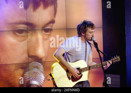 Graham Coxon di Blur all'inizio della sua carriera da solista allo show televisivo Pop Factory a Porth, Galles, Regno Unito, il 22 ottobre 2002. Foto: Rob Watkins. INFO: Graham Coxon, noto per il suo ruolo di chitarrista di Blur, intraprese una carriera solista di successo caratterizzata da musica eclettica e sperimentale. Album come "Happiness in Magazines" e "A+e" hanno mostrato il suo modo unico di scrivere canzoni, mescolando influenze alternative rock, folk e punk, affermandosi come artista solista distintivo. Foto Stock