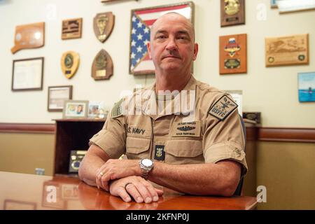 NORFOLK, Virginia (settembre 30, 2022) U.S. Fleet Forces il Capo della flotta John Perryman indossa il nuovo abbigliamento organizzativo in due pezzi della Marina. L'abbigliamento organizzativo in due pezzi inizierà a essere disfatto più avanti nel corso di quest'anno. Foto Stock