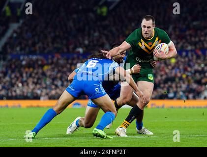 Isaah Yeo dell'Australia affrontata da Jarome Luai di Samoa durante la finale della Coppa del mondo di Rugby League a Old Trafford, Manchester. Data immagine: Sabato 19 novembre 2022. Foto Stock