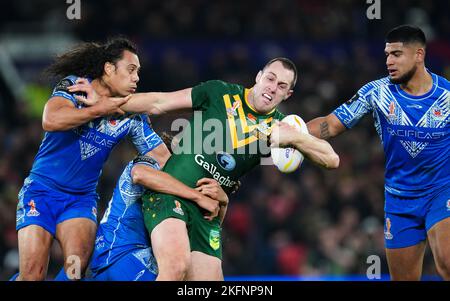 Isaah Yeo dell'Australia, combattuta da Jarome Luai e Chanel Harris-Tavita di Samoa durante la finale della Coppa del mondo di Rugby League a Old Trafford, Manchester. Data immagine: Sabato 19 novembre 2022. Foto Stock