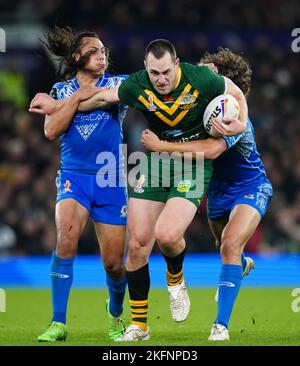 Isaah Yeo (centro) dell'Australia, affrontato da Jarome Luai e Chanel Harris-Tavita di Samoa durante la finale della Coppa del mondo di Rugby League a Old Trafford, Manchester. Data immagine: Sabato 19 novembre 2022. Foto Stock