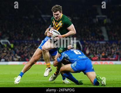 Il Liam Martin australiano è stato affrontato da Jarome Luai di Samoa durante la finale della Coppa del mondo di Rugby League a Old Trafford, Manchester. Data immagine: Sabato 19 novembre 2022. Foto Stock