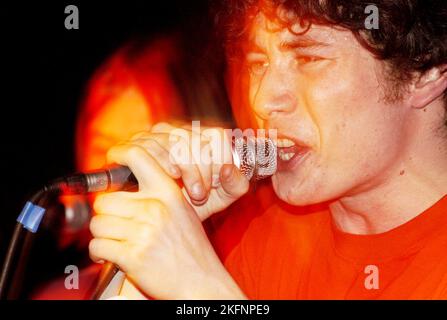 Craig Macintosh (Mackintosh) cantante e chitarrista con I CANI MUORE IN AUTO CALDE al Cardiff Welsh Club, Galles Regno Unito il 5 febbraio 2004. Immaginate ROB WATKINS. INFO: I Dog Die in Hot Cars, una band indie rock scozzese, hanno attirato l'attenzione nei primi anni '2000 Il loro album di debutto, "Please Descrivi Yourself", presentava un mix di accattivanti melodie pop e influenze eclettiche. Nonostante il loro breve successo mainstream, la band ha lasciato un segno con il loro suono energico e distintivo. Foto Stock