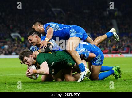 Il Liam Martin australiano è stato affrontato da Jarome Luai di Samoa durante la finale della Coppa del mondo di Rugby League a Old Trafford, Manchester. Data immagine: Sabato 19 novembre 2022. Foto Stock