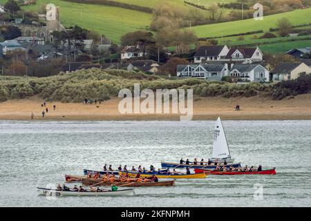 Appledore, North Devon, Inghilterra. Sabato 19th novembre 2022 - in una giornata mite nel Nord Devon, Appledore ospita la 'Lundy League Gig Boat Racing Series' sull'estuario del fiume Torridge con nove club presenti da North Cornwall, Devon e Somerset. Credit: Terry Mathews/Alamy Live News Foto Stock