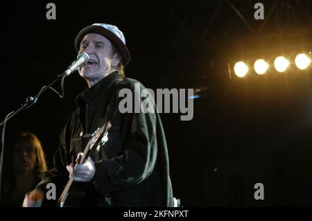 RAY DAVIES, THE KINKS, 2002: Ray Davies of the Kinks al Cardiff Festival di Cardiff, Galles, Regno Unito il 4 agosto 2002 foto: Rob Watkins. INFO: Ray Davies, figura fondamentale del rock britannico, è il cantante e compositore principale dei Kinks. La sua scrittura distintiva, segnata da un acuto commento sociale e da una trama intelligente, contribuì al successo della band e alla sua influenza duratura negli anni '1960 e oltre. Foto Stock