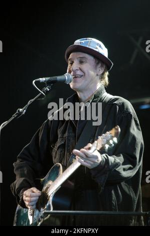 RAY DAVIES, THE KINKS, 2002: Ray Davies of the Kinks al Cardiff Festival di Cardiff, Galles, Regno Unito il 4 agosto 2002 foto: Rob Watkins. INFO: Ray Davies, figura fondamentale del rock britannico, è il cantante e compositore principale dei Kinks. La sua scrittura distintiva, segnata da un acuto commento sociale e da una trama intelligente, contribuì al successo della band e alla sua influenza duratura negli anni '1960 e oltre. Foto Stock