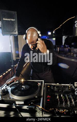 DJ SPOONY, YOUNG, DECK, MIXER: DJ Spoony di BBC radio One suona un set di musica da garage al 10 Club di Cardiff, Galles, Regno Unito, il 23 settembre 2004. Fotografia: ROB WATKINS. INFO: DJ Spoony, un DJ britannico e presentatore radiofonico, è un pioniere nella scena del garage nel Regno Unito. Il suo influente programma radiofonico e DJ set hanno plasmato il genere, guadagnandosi il riconoscimento come una delle sue figure più importanti. Foto Stock