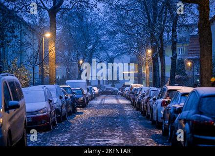 Berlino, Germania. 19th Nov 2022. Coperto di neve nel pomeriggio è una strada acciottolata e le auto parcheggiate lì a Karlshorst. Credit: Jens Kalaene/dpa/Alamy Live News Foto Stock