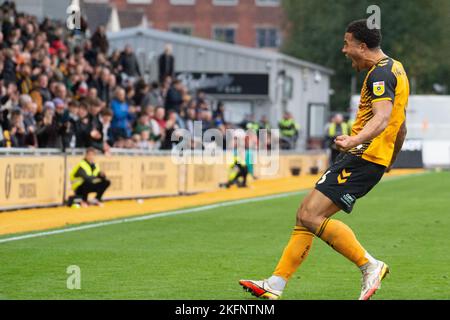 Newport, Regno Unito. 19th Nov 2022. Priestley Farquharson della contea di Newport festeggia dopo che ha ottenuto i suoi 1st gol squadre. EFL Football League Two match, Newport County contro Gillingham alla Rodney Parade di Newport, Galles, sabato 19th novembre 2022. Questa immagine può essere utilizzata solo per scopi editoriali. Solo per uso editoriale, licenza richiesta per uso commerciale. pic by Credit: Andrew Orchard SPORTS photography/Alamy Live News Foto Stock